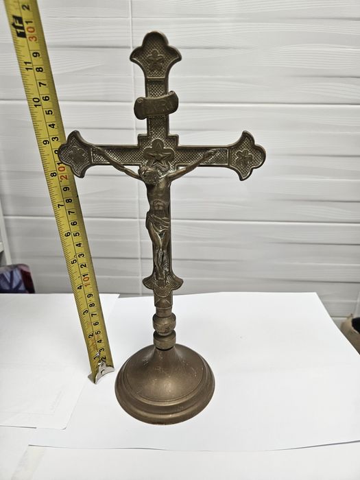 Cruce bronz 30 cm înălțime.