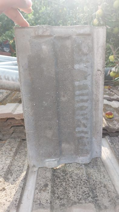 Țiglă din beton stare foarte buna