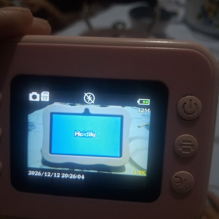 Фотоаппарат  өзі шығарады