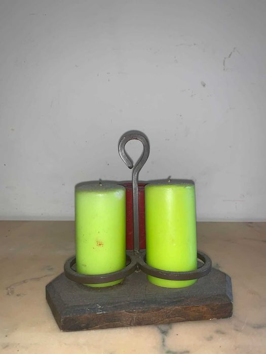 Suport de trei lumanari din fier forjat asezat pe suport de lemn