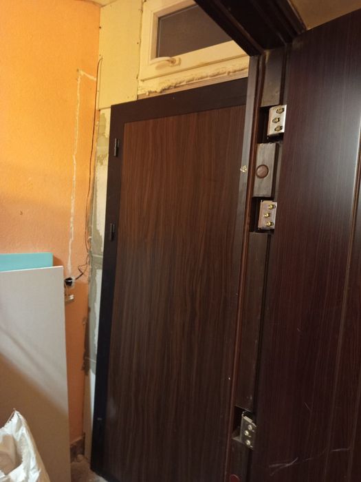 Продавам масивна входна врата със двойно заключване