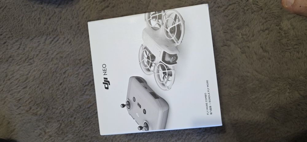 Vând DJI Neo pachetul Fly More Combo plus Asigura DJI Care 2 ani
