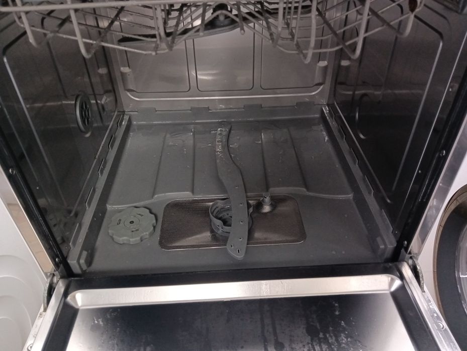 Свободно стояща съдомиялна за 8 комплекта кубче Candy  2 год.Гаранция!