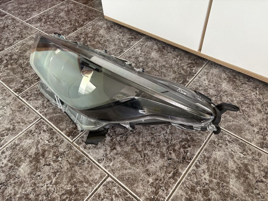 Ляв фар за Тойота Ярис / Toyota Yaris 2019-