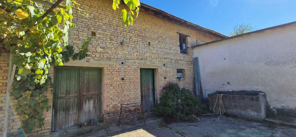 Къща с двор в село Горно Изворово