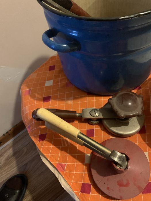 Кухонная утварь, сковороды.