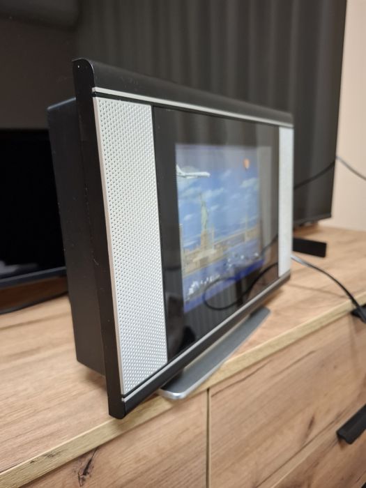 Стара нощна лампа с формата на малък телевизор.