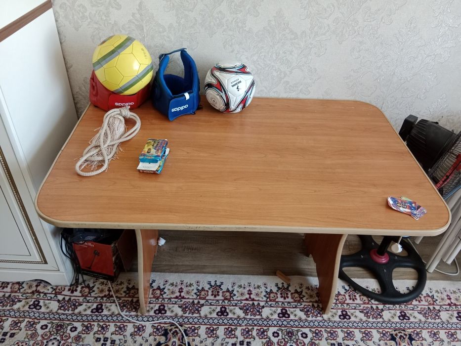 Продам обеденный стол