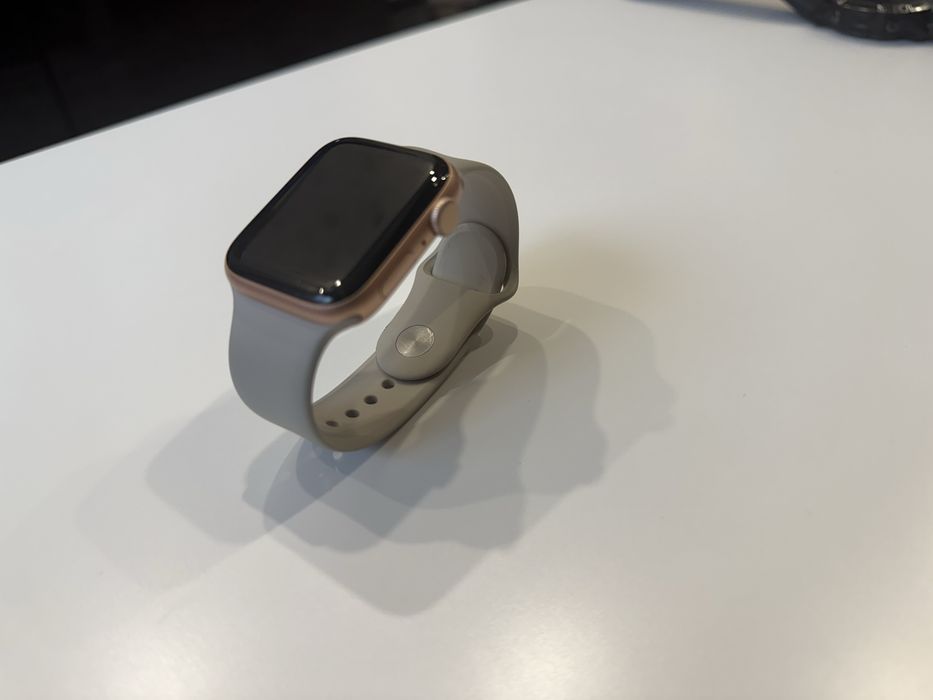 I Watch SE 44mm. Aluminium