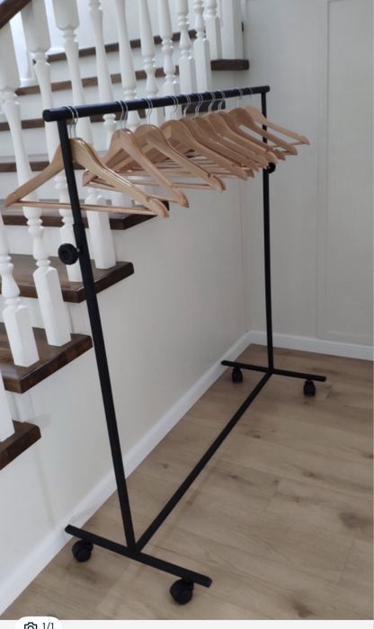 Вешалка на колесиках