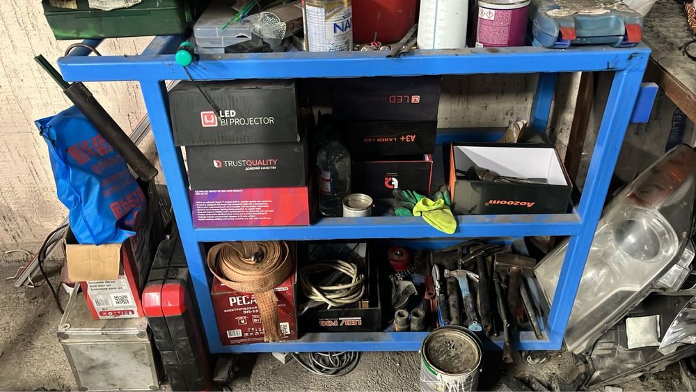 Продам столик на колесиках