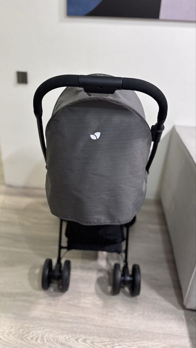 Продаю новую коляску Joie