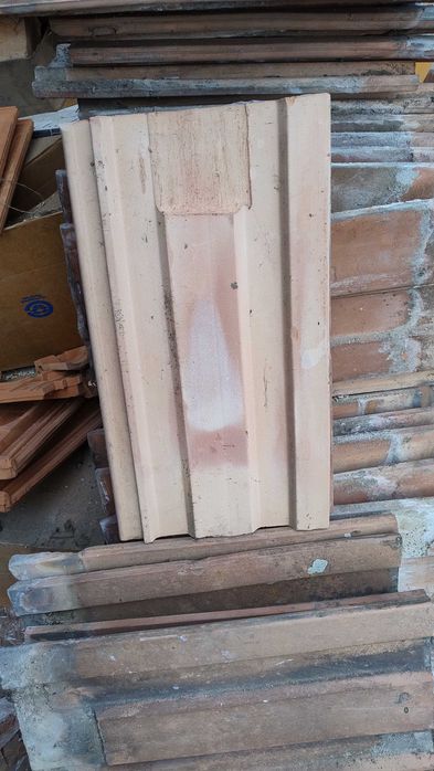 Vând 1200 țigle si coame Alba Iulia 1 leu/buc
