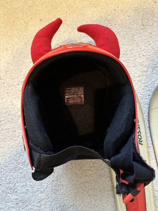 Ски щеки Atomic, каска Rosignoll