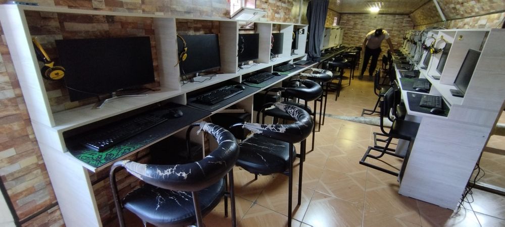 Продаётся PlayStation 4шт. телевизор 4шт. Поставка стол 3 шт. Диван-кр