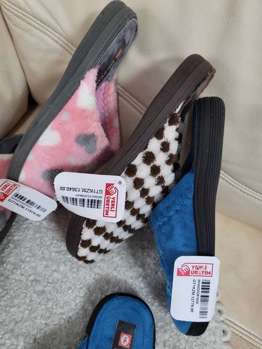 Нови три чифта чехли 36 номер за 20лв.