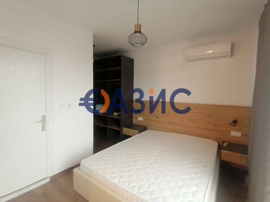 Два 2-стайни апартамента на 4-ти етаж със страничен изглед към морето