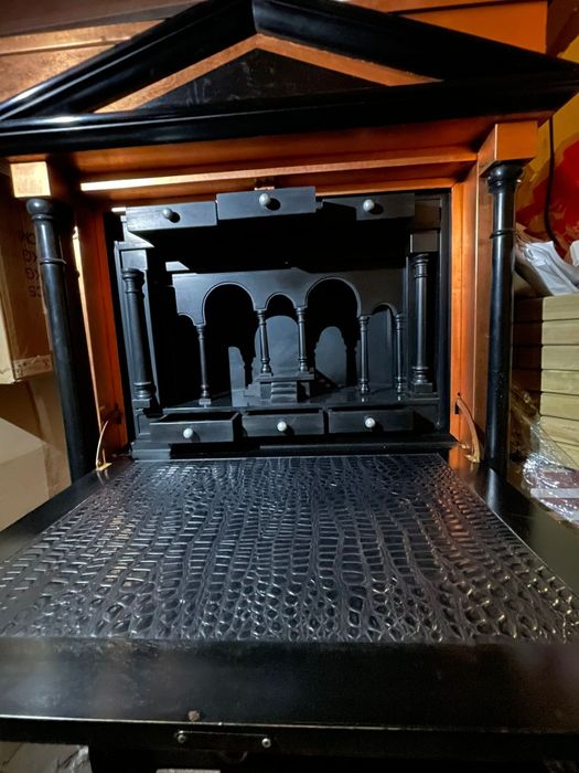 Красив античен шкаф с дърворезби