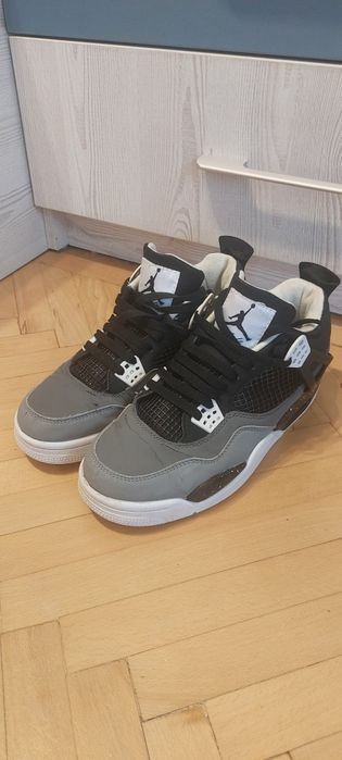 Adidasi/pantofi sport Nike Jordan Air 4 Retro 41 
Se observa in poze, la pielea din față,  mici