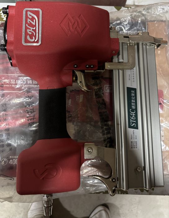 Степлер пистолет пневматический CHZJ st64c