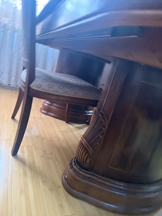 Стол со стульями из красного дерева