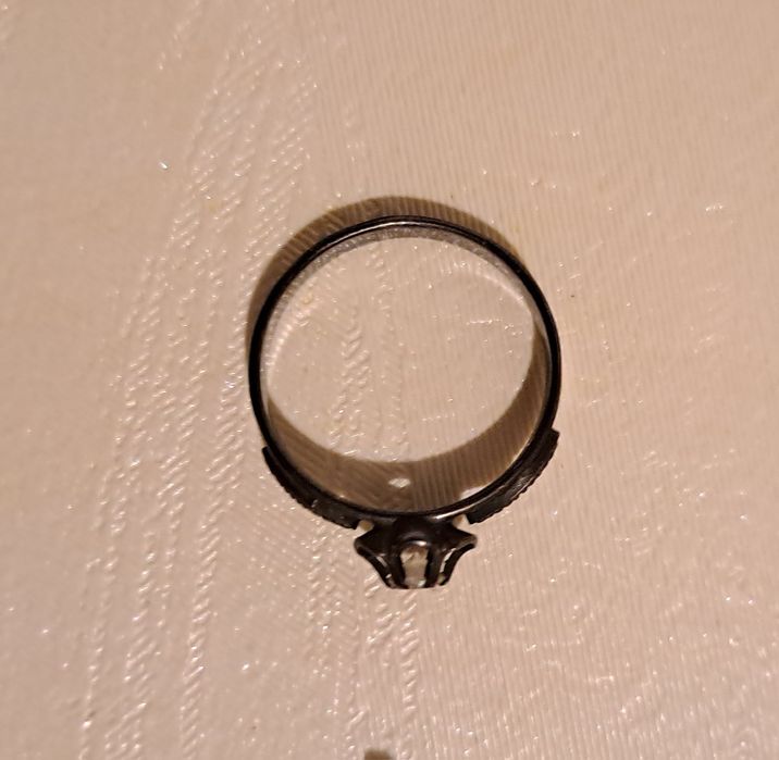 Серебряные сережки и колечко.