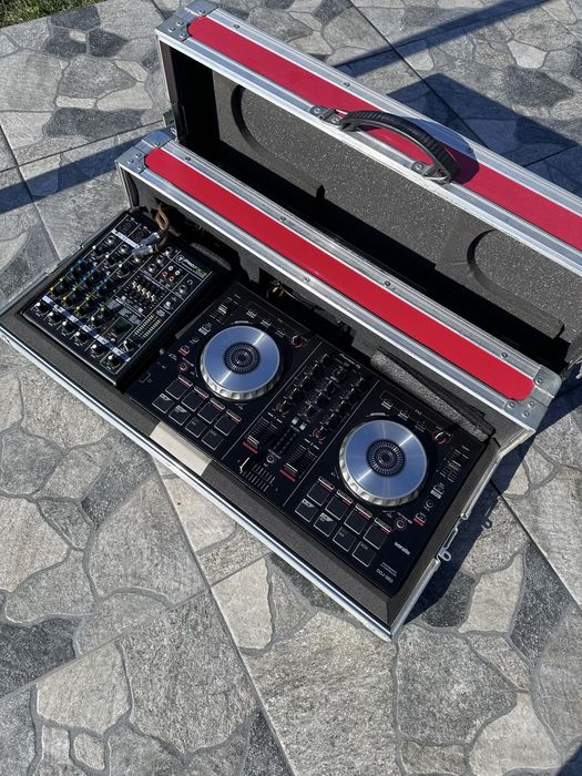 Продавам кейс със  конзола pioneer и мишпулт mackie