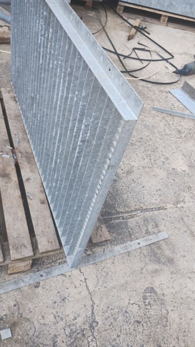 Grătare grilaje metalice și trepte zincate pentru scări metalice