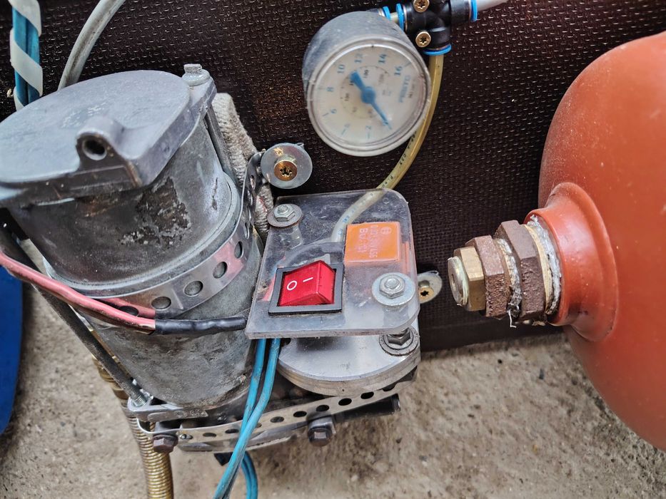 Компресор 12 V -12 бара, с макара с маркуч 10 м.