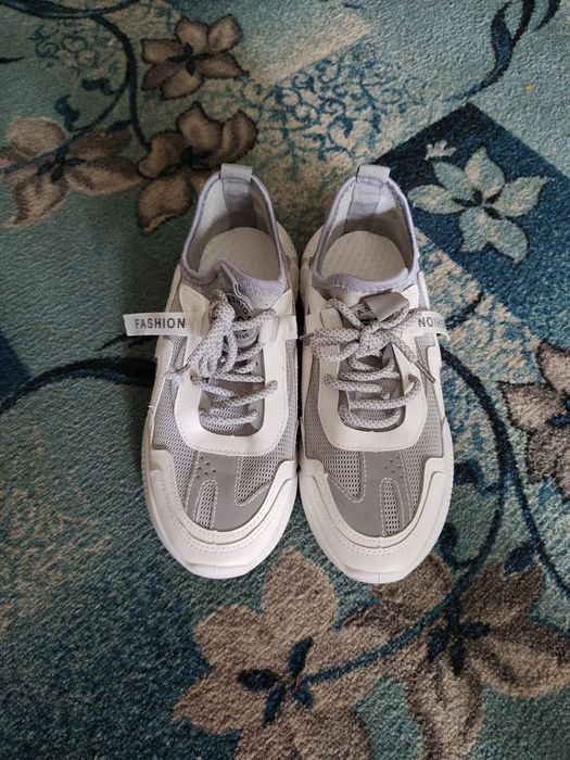 Продам летние кроссовки