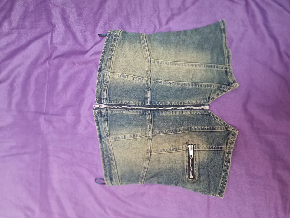 Top din denim cu fermoar pe mijloc