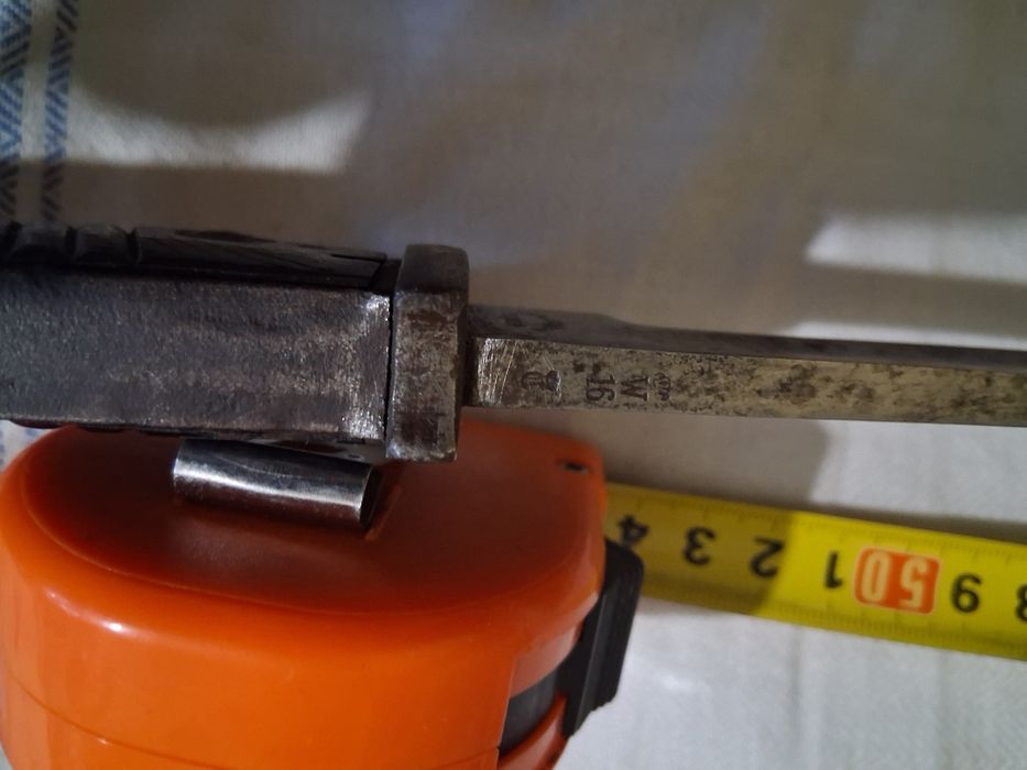 Продавам старинен нож острие