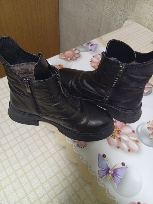 Продаются женские ботинки