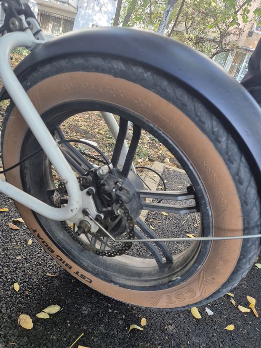 Bicicletă electrică de vânzare.