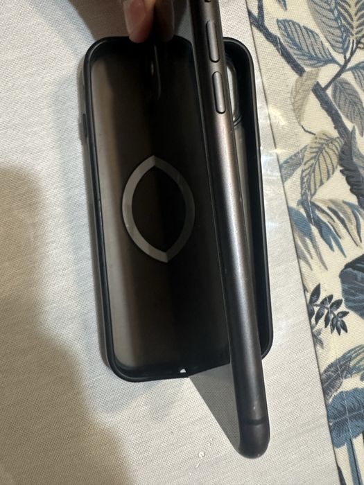 Продам айфон 11.