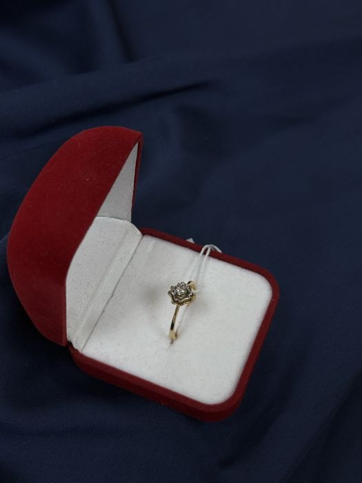 Золотое кольцо с бриллиантом