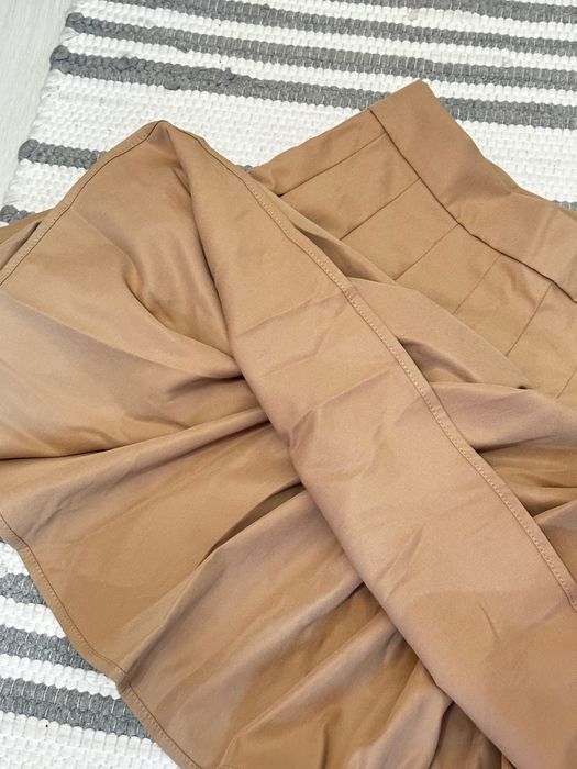 Плисирана пола в бежов цвят