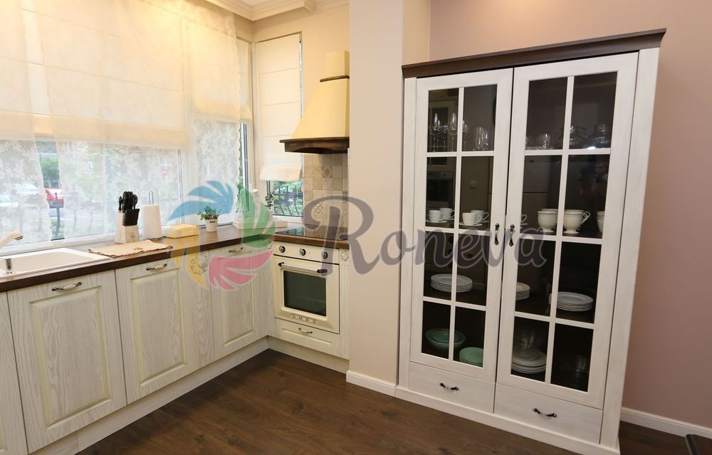 Дава се под наем Тристаен апартамент в Варна, Център - 100 кв.м за 1100 € - Снимка #2