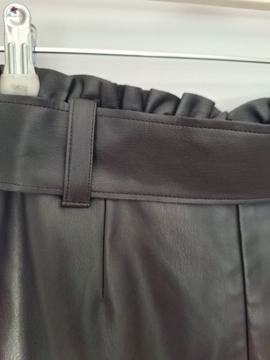 Много красива пола от изкуствена кожа Zara