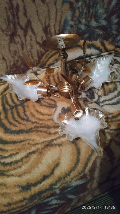 Продам люстру трёх рожковую