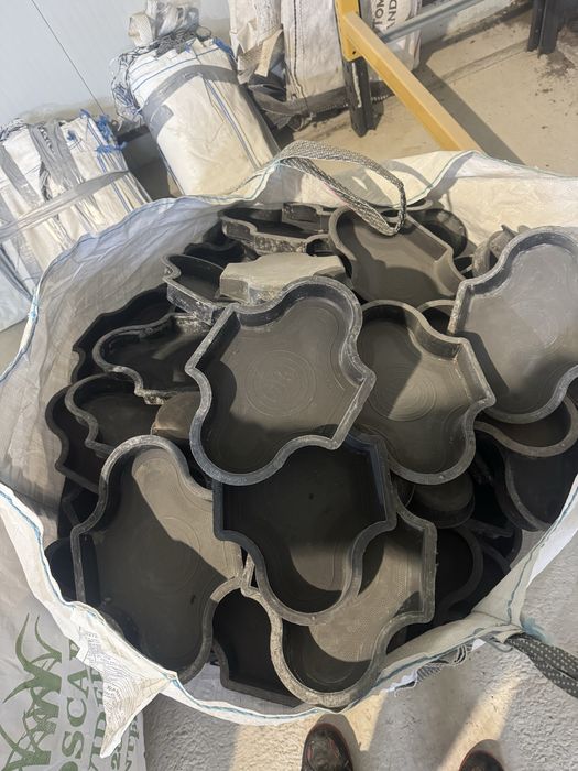 Matrite pavaje folosite pentru doar 3/4 turnari