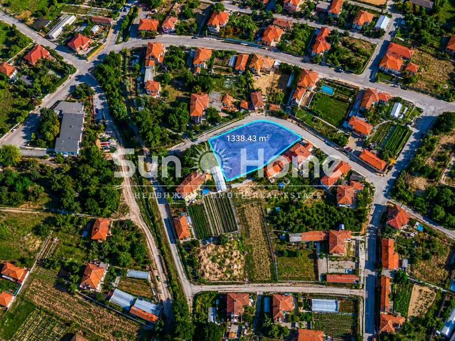 Продава се отличен парцел с къща в централната част на село Сива река