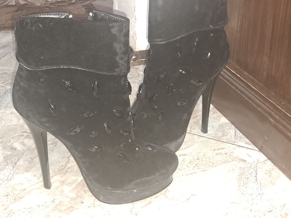 Два модела официални обувки