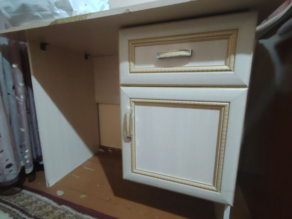 Шкаф, кровать, рабочий стол и тумбочка СОТИЛАДИ!!!