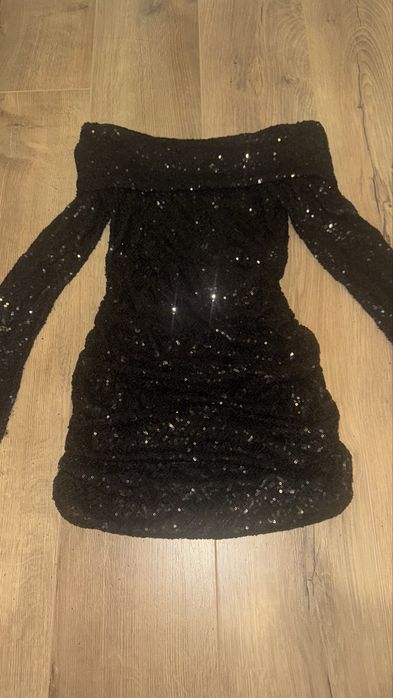 Черна блестяща рокля с пайети