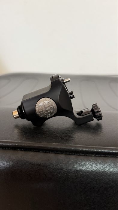 Vand 3 aparate de tatuat + 2 surse wireless