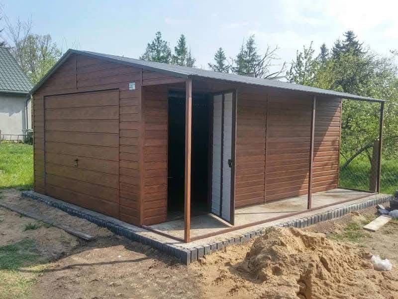 Vand garaj auto pe structura metalică ânvelit cu panouri shandwic