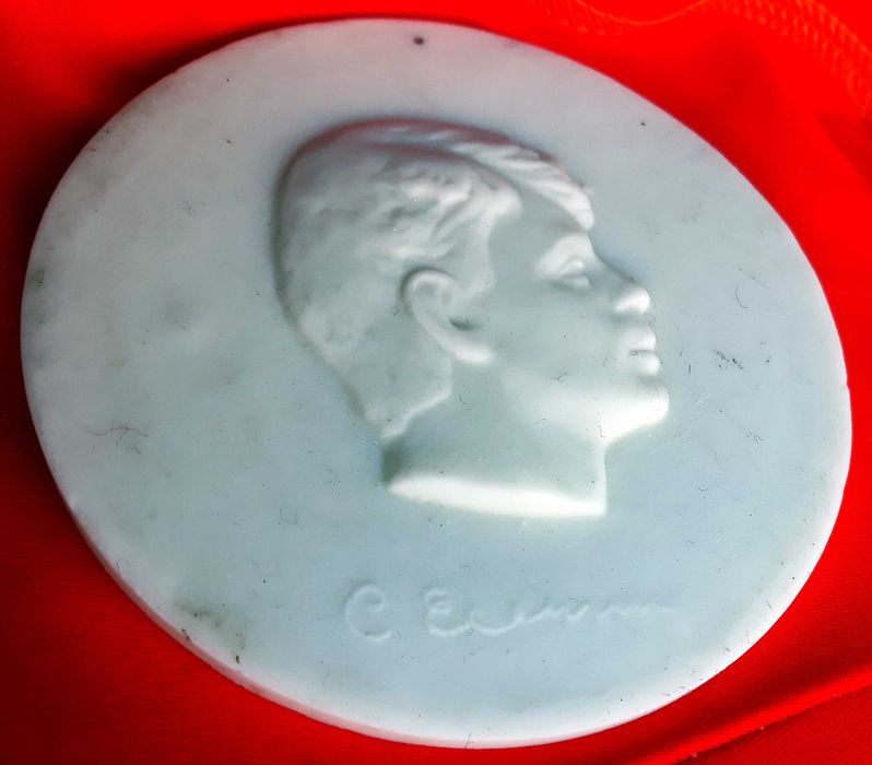 барелеф на руския поет Есенин. порцелан. 1950-60