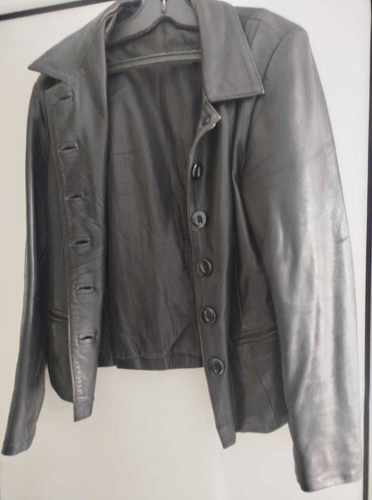 Продавам черно дамско яке от естествена кожа