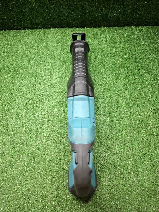 Саблен трион на Makita DJR186